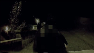 大学女孩因为勾引她的继父而受到惩罚