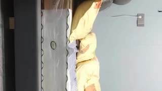 朋友轮流他妈的绑妻子，直到他们都射在她身上