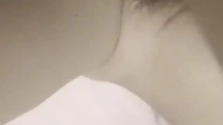 才上大一就这么骚,馒头美穴淫水止不住