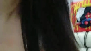 棕色头发的少女在POV视频中获得了户外性爱的报酬