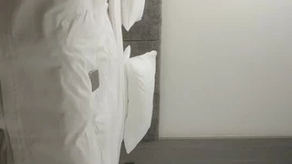 胸部丰满的宝贝在摄像机前自慰时喷射
