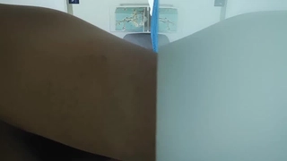 两个妹子留下一个啪啪，穿上黑色网袜沙发上后入