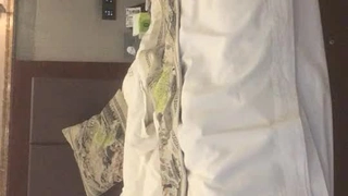 Karine得到了性交，然后被指责，直到她喷出和高潮。
