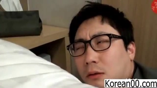 业余拉丁裔女孩小胸部在宿舍房间里淘气