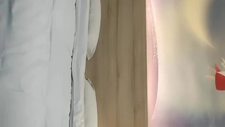 酒店约操小萝莉，扒掉衣服扣穴，张开双腿抽插，低低呻吟不怎么会叫