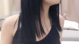 潜入玩偶姐姐的房间里 发现她在看书 无水印高清原版