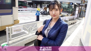 年轻女孩给一个年长的男人口交