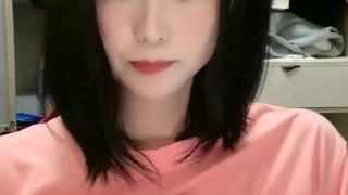 大學生超美小姐姐！齊逼牛仔短褲！白嫩貧乳小奶，抓著屌給炮友口交