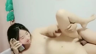当一个男人说你水多直接射嘴里舔的很干净