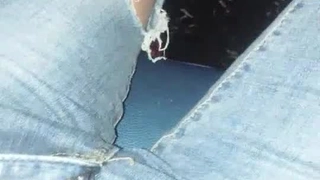 年轻女孩在热辣的独奏视频中展示她的技巧